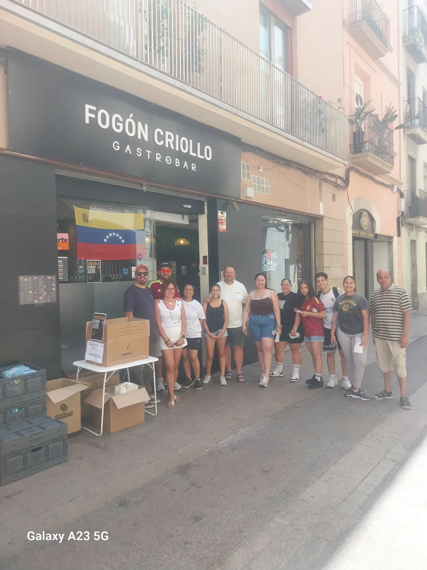 El equipo de El Fogón Criollo junto a vecinos y voluntarios de Costa Dorada con Venezuela
